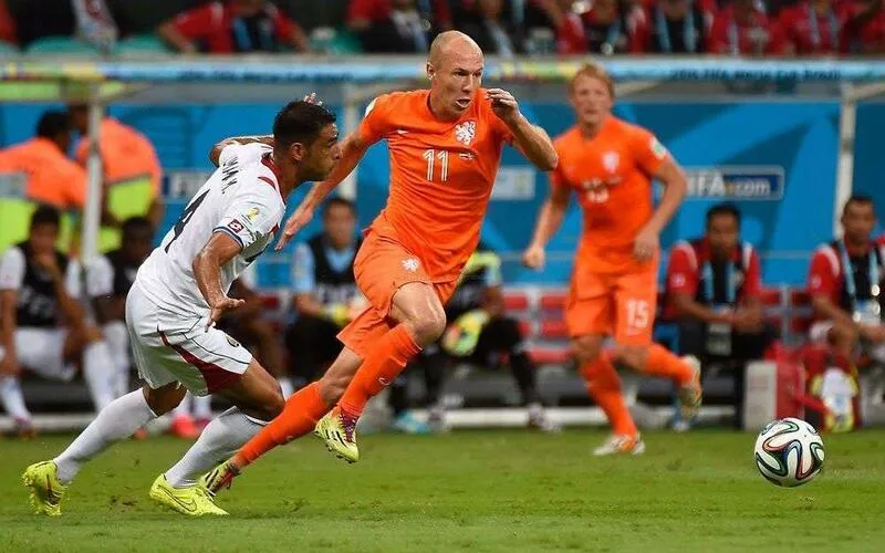 Cú chặt lòng vào góc hẹp là thương hiệu của Arjen Robben