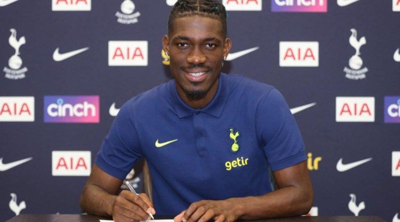 Yves Bissouma từng thi đấu ấn tượng tại Brighton và Tottenham trong giải Ngoại hạng Anh